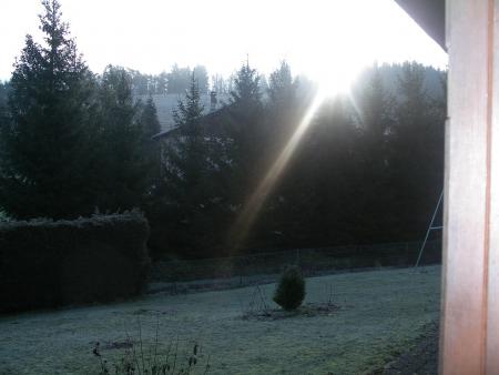 A DROITE DE LA MAISON